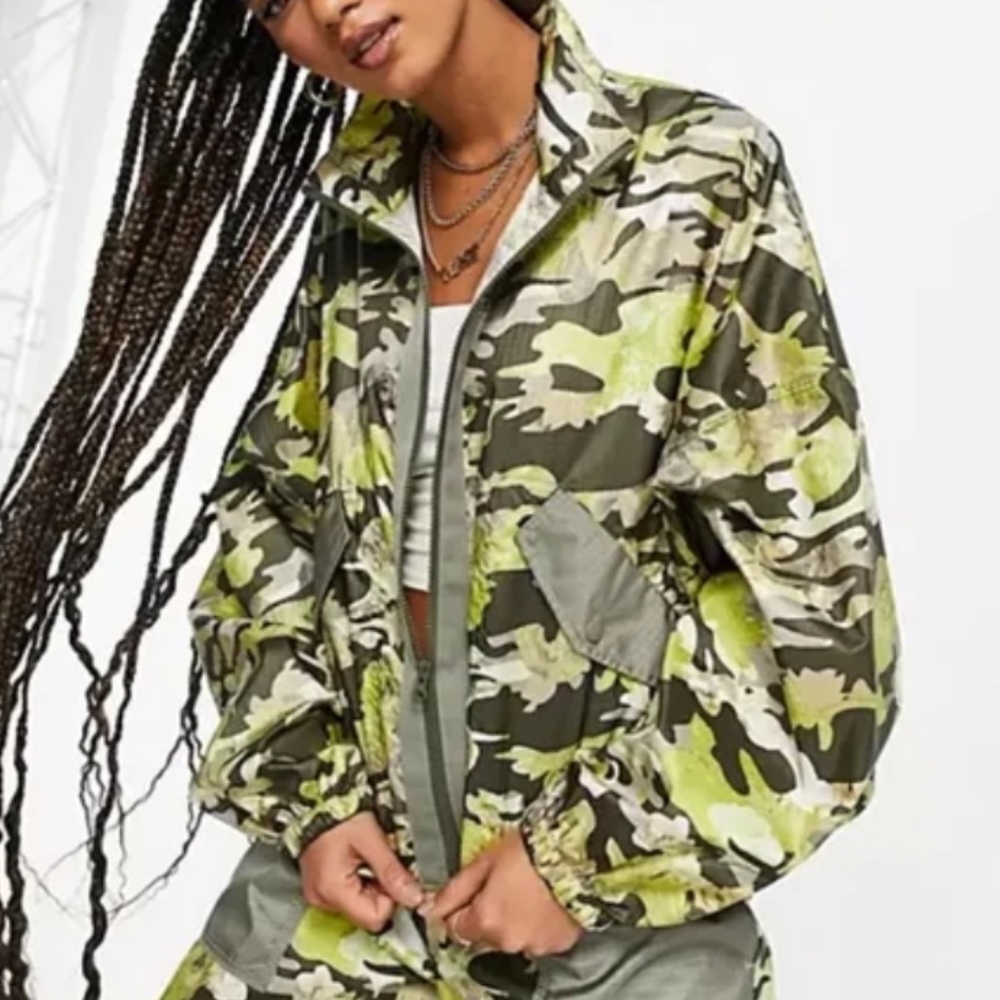 NIKE Floral Camo Windbreaker